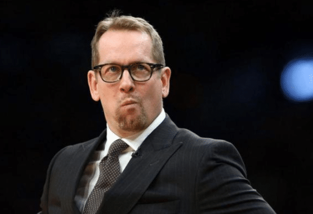 疯狂！库里跑动吸引3人防守，篮下出现超大空位，乌布雷都懵了