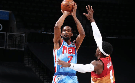 杜兰特一战超3大传奇！赛后队友盛赞，纳什：真的太难以置信了