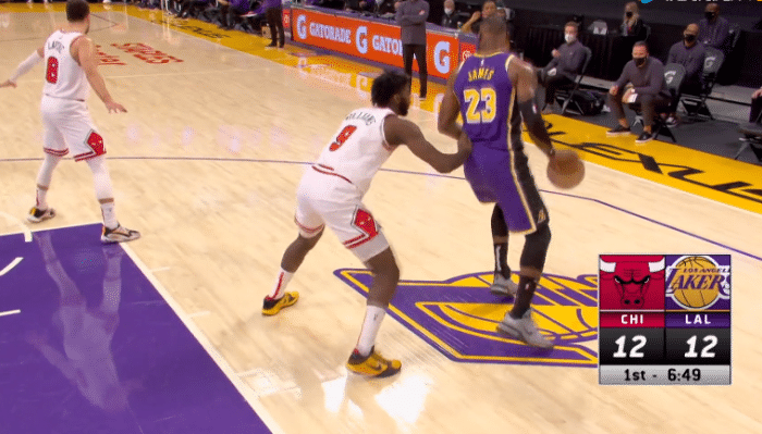 28+7+7！36岁詹皇掌控全局，急刹车慢三步+摔倒躺射疯狂庆祝