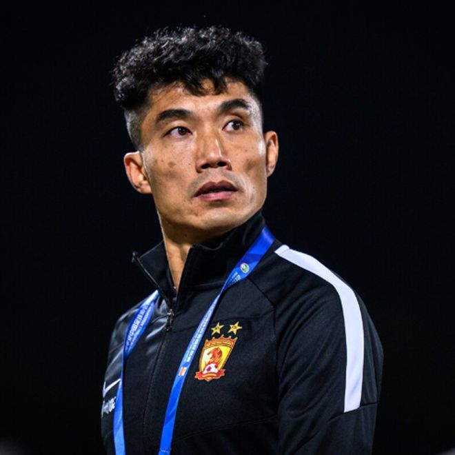 国足教练动态引关注，郑智处境尴尬但坚守岗位
