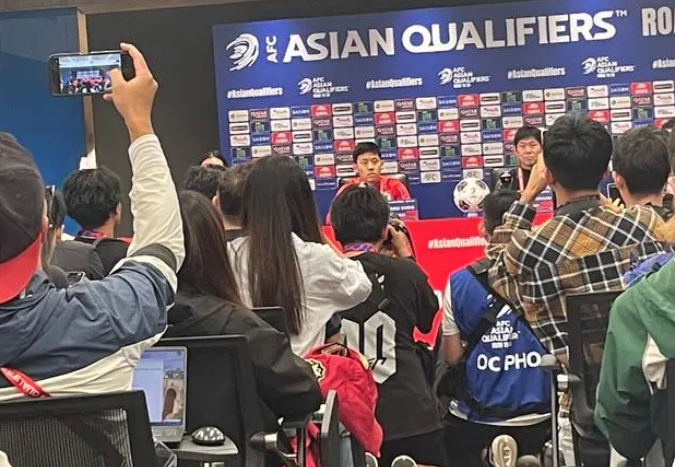 凤凰网体育：国足vs日本赛前新闻发布会，超500名记者出席