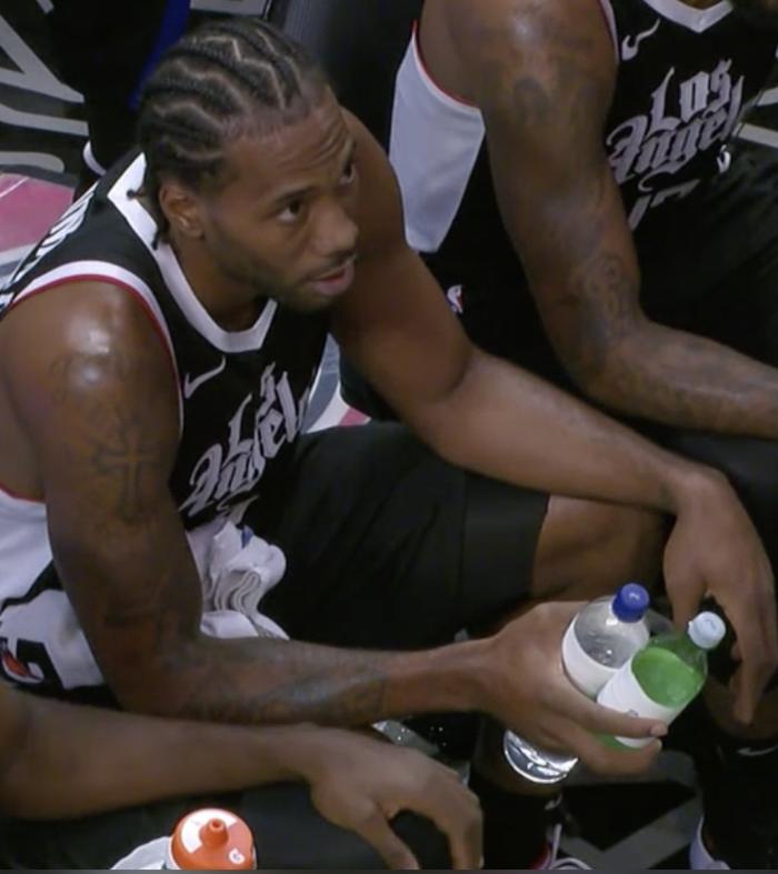 快船晒小卡大手引热议！单手紧握两个水瓶，球迷：他的手比我的头大