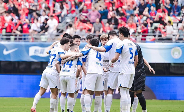 武汉三镇13将自由身离队，国足红星出走申花，冠军队能否重生？