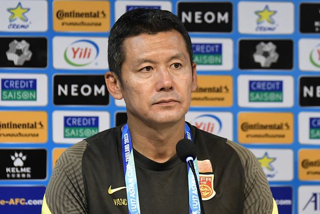 杨晨河南男足短暂之旅：成绩斐然却无奈离职背后的博弈