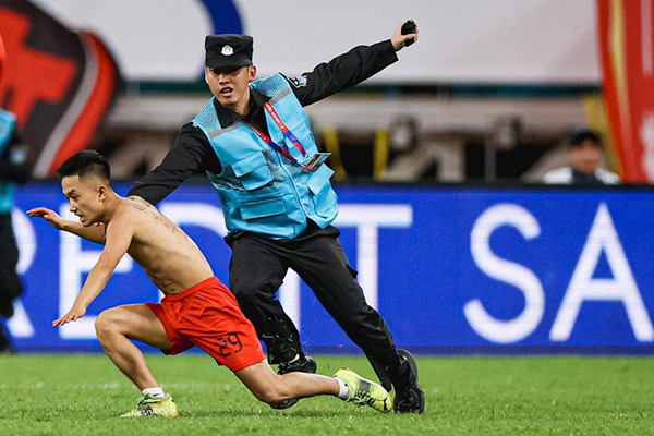 冲动之举后的反思：冲场球迷的致歉与心声