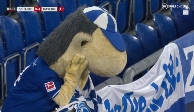 心疼！沙尔克4球惨败，球队吉祥物神情落寞