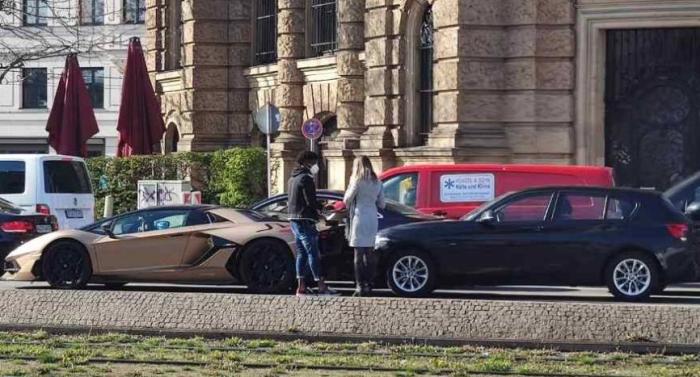 迈凯伦！大G！兰博基尼！拜仁球星和车杠上了，难怪忘开奥迪