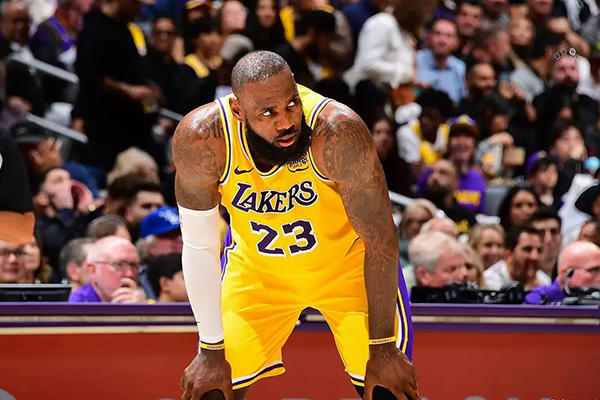 NBA休赛期动态：湖人伤病、勇士签约与76人合同进展