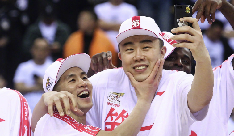 韩德君面对郭艾伦交易的冷静与责任