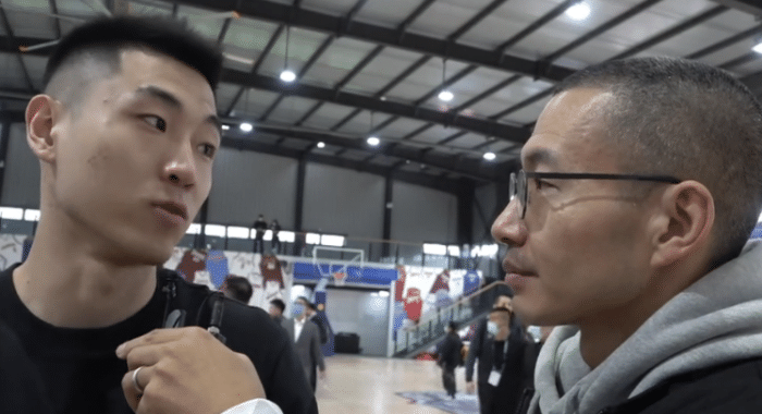 高诗岩抢镜全明星联谊赛！合影垫脚比肩杨鸣，与吴前场外“开撕”