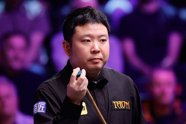 北京时间12月2日凌晨，2025斯诺克英锦赛正赛首轮继续在英国约克进行。一场焦点对决中，中国选手张安达在3-5落后的绝境下连救两个赛点，最终以6-5逆转15号种子加里·威尔逊，惊险闯入16强；1/8决赛他将与同胞赵心童上演“中国德比”。 比赛进程：五度平分，决胜局才见生死 开局互探：威尔逊打出单杆58分先声夺人，张安达随即回敬单杆87分、73分，以2-1反超。 中场胶着：第四局威尔逊多次上手扳平比分；休息归来他又凭借单杆52分、65分、91分，一度5-3拿到赛点。 绝境反击：背水一战的张安达先以83-35挽救一个赛点，第10局再轰单杆77分，5-5把比赛拖入决胜局。 决胜时刻：第11局两人均谨慎防守，威尔逊长台失准留下破绽，张安达上手打出单杆56分，最终以65-15锁定胜局，完成6-5绝杀。 数据盘点 张安达：全场3杆50+（87、73、77），1杆制胜，防守成功率78%。 加里·威尔逊：4杆50+（58、52、65、91），进攻火力略占优，但关键局失误致命。 赛后声音 张安达坦言：“3-5落后时我没想太多，只想把每一杆防守做好。最后能赢下来有些运气，但也证明坚持是有回报的。”谈到下轮与赵心童的“内战”，他希望“两人都能发挥出最好水平，为观众奉献精彩比赛”。 下一轮对阵 张安达 vs 赵心童（16进8，时间待定）。随着这场胜利，本届英锦赛已有斯佳辉、吴宜泽、庞俊旭、<a href=/tiyugaoqing/dingjunhui/ target=_blank class=infotextkey>丁俊晖</a>、赵心童、张安达共6名中国选手跻身16强，刷新历史最佳战绩。