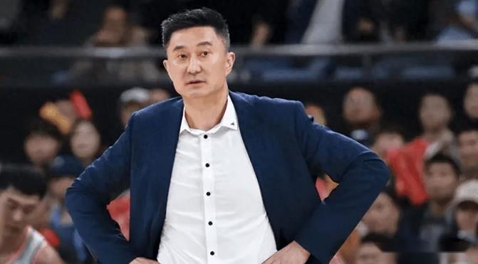 黄发娇妻亮相北京，杜锋妻子身材傲人，夫妻分居两地