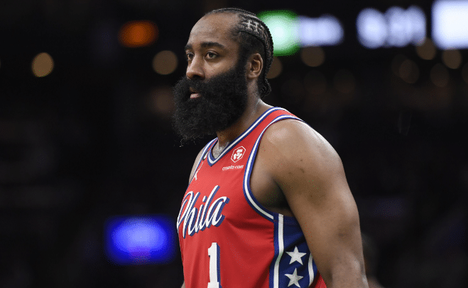 哈登半场7中1+5次失误，空位出手不中，传球太随意