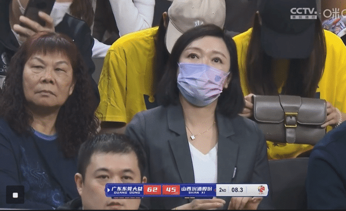 广东中锋打野球1场8000，阿联妈妈观战广东，篮协处罚山东