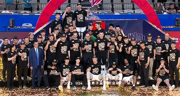 收视率登顶！辽篮夺冠战，郭艾伦喊话，张镇麟问球迷接机数