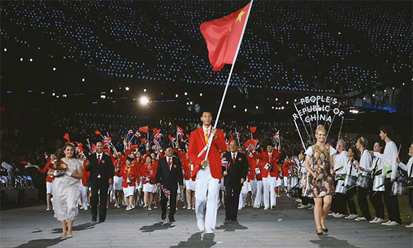 万众瞩目！易建联球衣退役仪式，纪念T恤满座，杜锋透露有惊喜