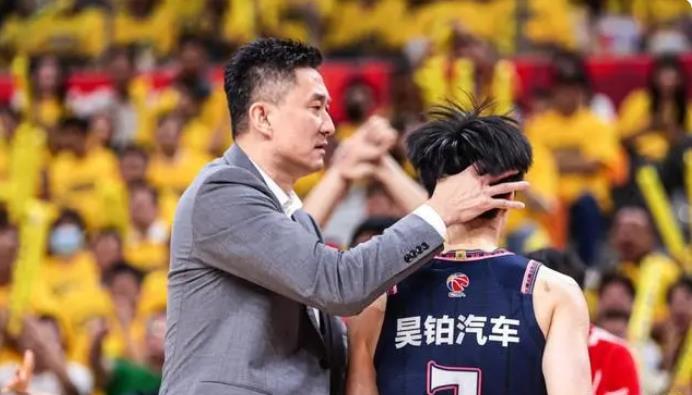 广东辽宁打假球上热搜？杨鸣赛后举动透露真相，杜锋犯错引争议