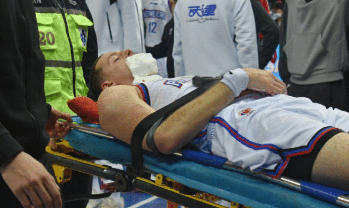 无生命危险！天津外援重伤后续，胡金秋登热搜第一：社媒被攻陷