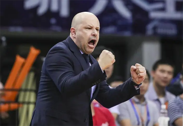 雅尼斯突然回归 将成 CBA 唯一外教主帅