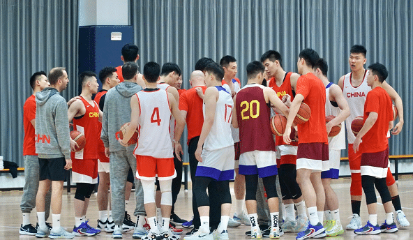 周琦缺阵！中国男篮短训营不敌香港东方，对手多达8名外援