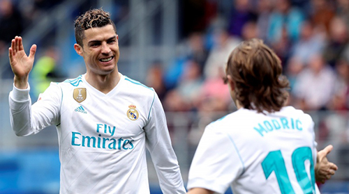 魔笛揭秘皇马首秀更衣室一幕:C罗趴按摩床相迎“你终于来了”