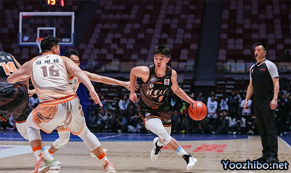 清华74-71战胜一年级 石奎20+9 杨曦皓12+13 黄明依15+14