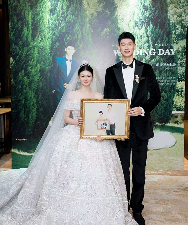 胡金秋大婚，十年爱情长跑终成正果！篮球圈众星云集，礼金几何引关注