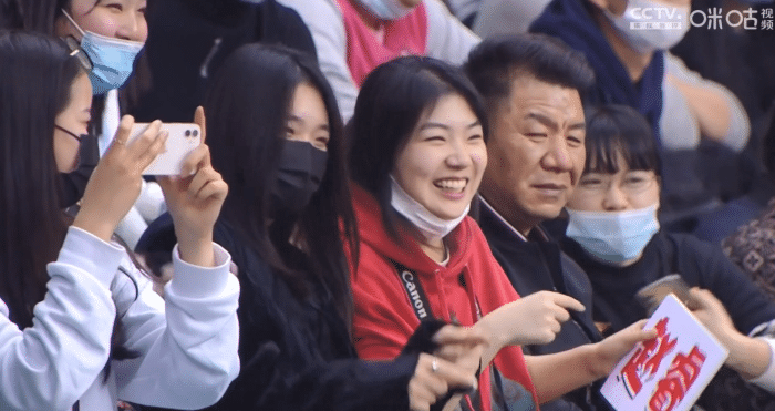 京粤大战：吉布森只得8分+致命失误！3个美女“裁判”看乐了！