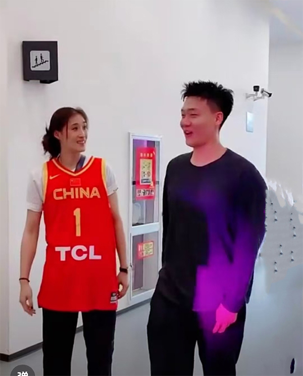 赵睿与王雪朦互动引热议，球迷期待两人关系新进展