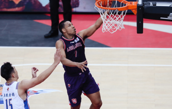 爆大冷！CBA头号黑马3分惜败翻船，超级外援狂轰35分创纪录