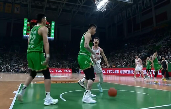 CBA大争议！徐杰遭双标判罚，辽宁主场沉默