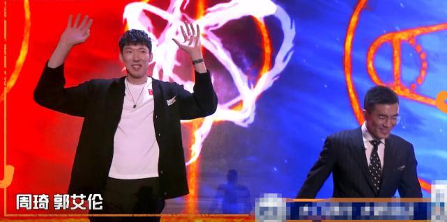 周琦郭艾伦表情亮了！杨鸣吐槽比范志毅更狠：球打得跟个渣男似的！