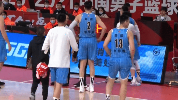 裁判吹违体！刘晓宇开心鼓掌+振臂庆祝，深圳球员的举动赢得掌声