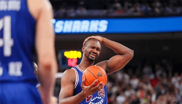 冯莱怒怼上海男篮 CBA赛场再起波澜