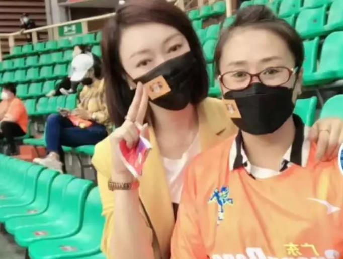 广东妈妈团近况，易建联妈妈朴实，赵睿胡明轩潇洒，徐杰选择意外