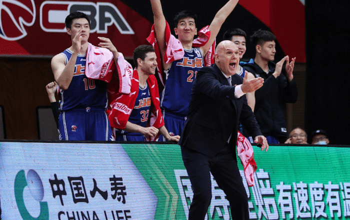 CBA裁判惹巨大争议！拒绝与教练握手，外教怒了：执教30年没见过