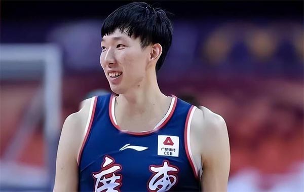 内讧？周琦吐槽乔帅，赵睿点醒胡明轩，杜锋送球迷皮带