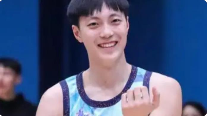 胡明轩MVP奖金曝光，徐杰接班郭艾伦，韦德给裁判“塞红包”