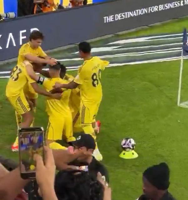 绝杀瞬间！菲利克斯给C罗戴上“胜利信物”，C罗跳舞回应嗨爆！