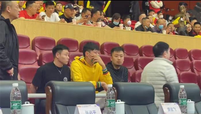 现身四川，周琦加盟悬念揭晓，女友为沈梓捷出头，霍华德要赔50万