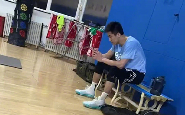 辽篮队医回应！郭艾伦伤情不理想，CBA生涯太坎坷，MVP又悬了