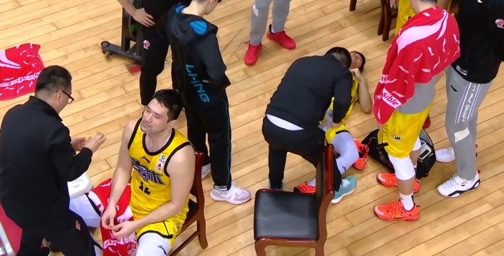 姜伟泽跳投落地时脚踝扭伤 裁判回看确定无突发情况