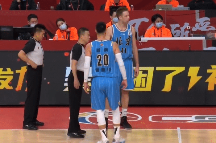 CBA荒唐一幕！裁判绝杀北京险酿大祸，上季他曾助林书豪0秒绝杀