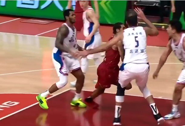 亨特踩到兰兹博格的脚致其摔倒 前者被裁判吹违体