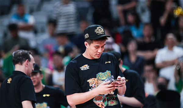 辽篮夺冠后，郭艾伦谈广东，指球员球迷同骂不及新疆